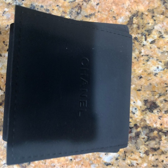 Absolutely gorgeous rate and authentic Chanel velvet box for earrings w/flower - Picture 8 of 9